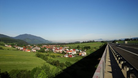 Pohľad na dedinu z diaľničného mosta Dovalovec